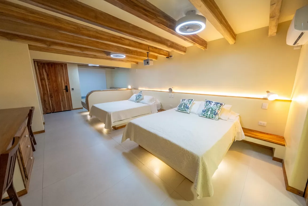 #22 Apartamento familiar con cocina junto a la piscina: área de descanso y camas