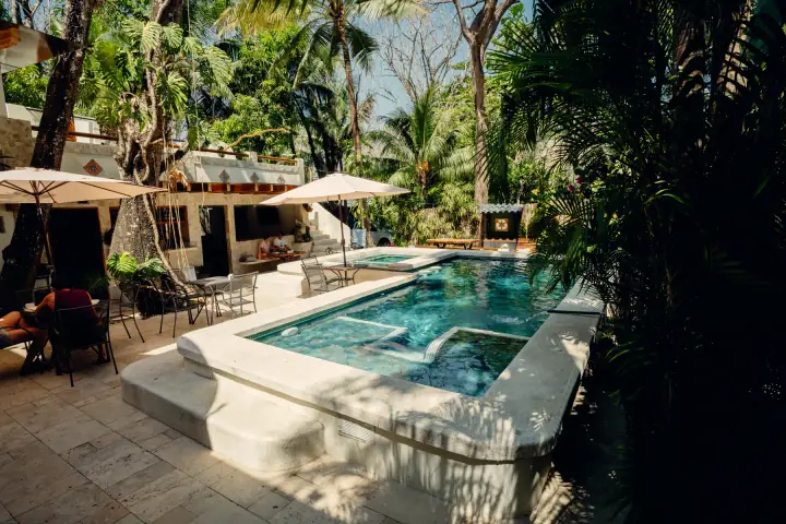 Jardín y piscina