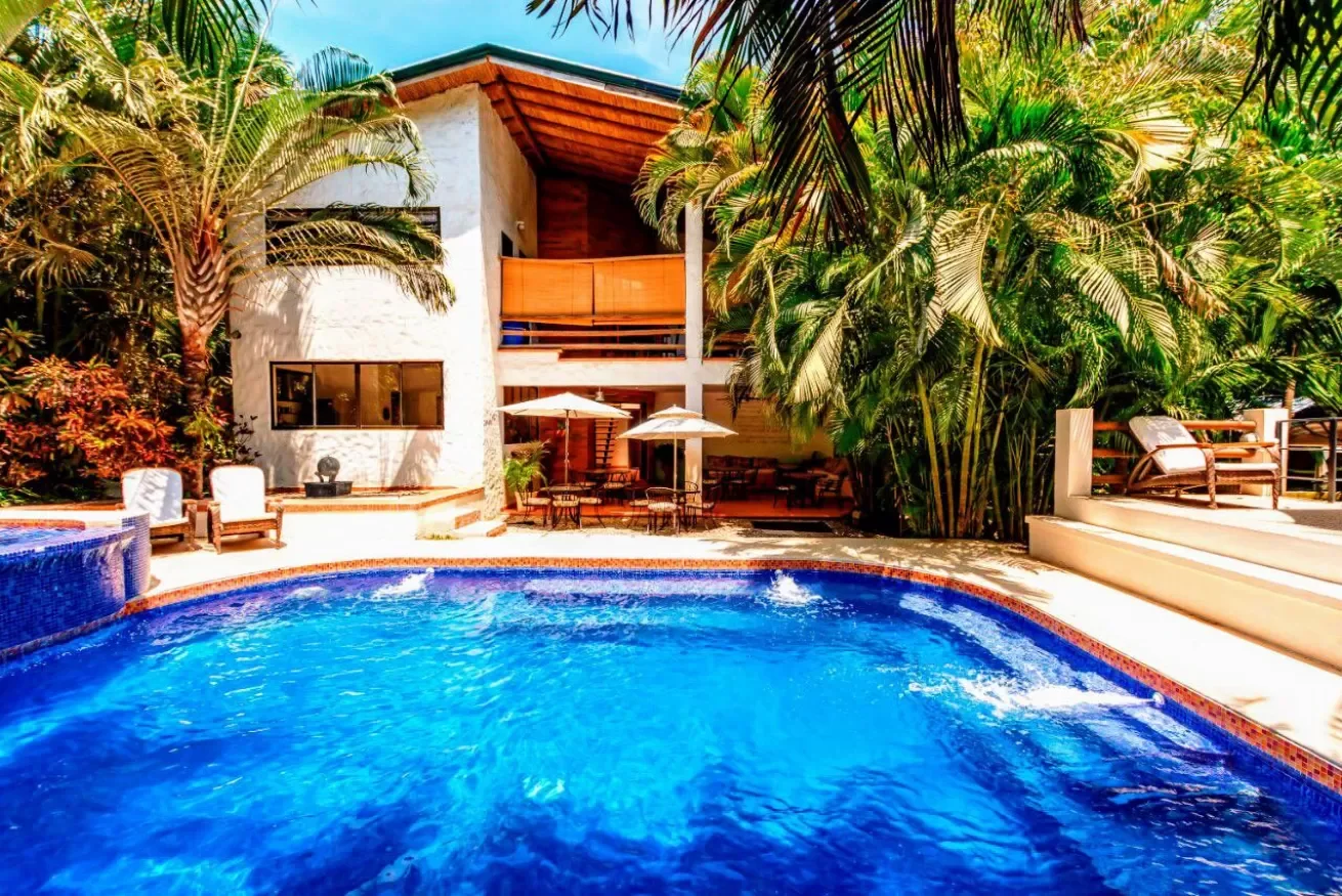 #7 King junto a la piscina: piscina compartida del hotel