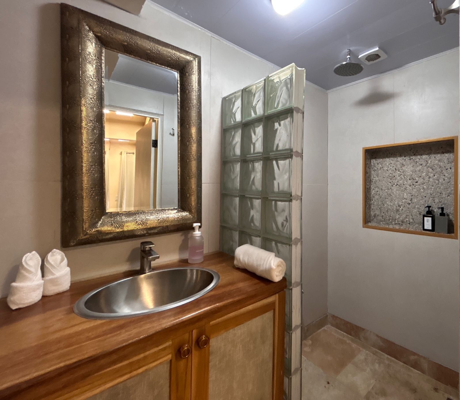#23 Habitación triple King con balcón: baño privado