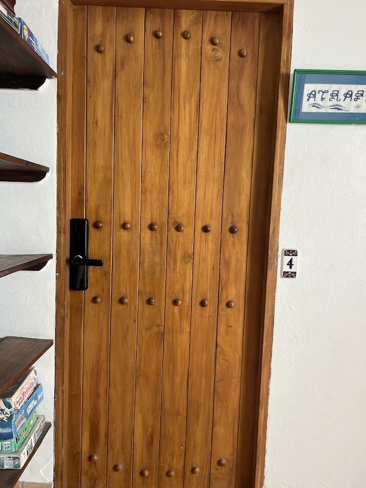 #4 Dos King con balcón: acceso a la habitación