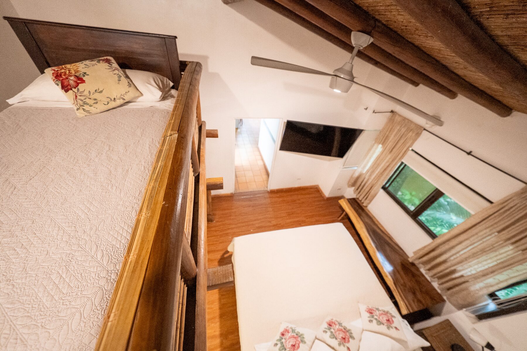 #6 Apartamento familiar mezzanine: área de descanso y camas