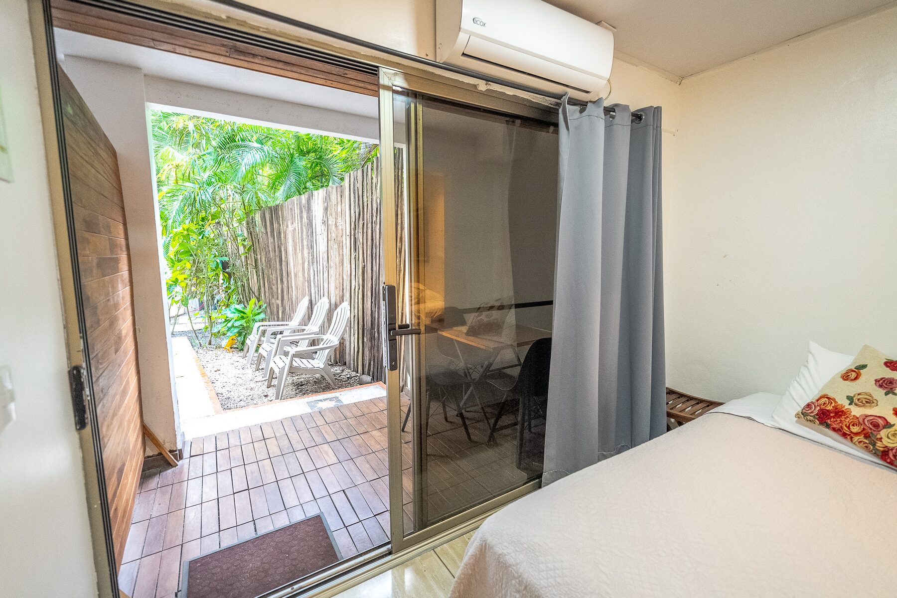 Poolside King Room with Shared Kitchen thumbnail 8